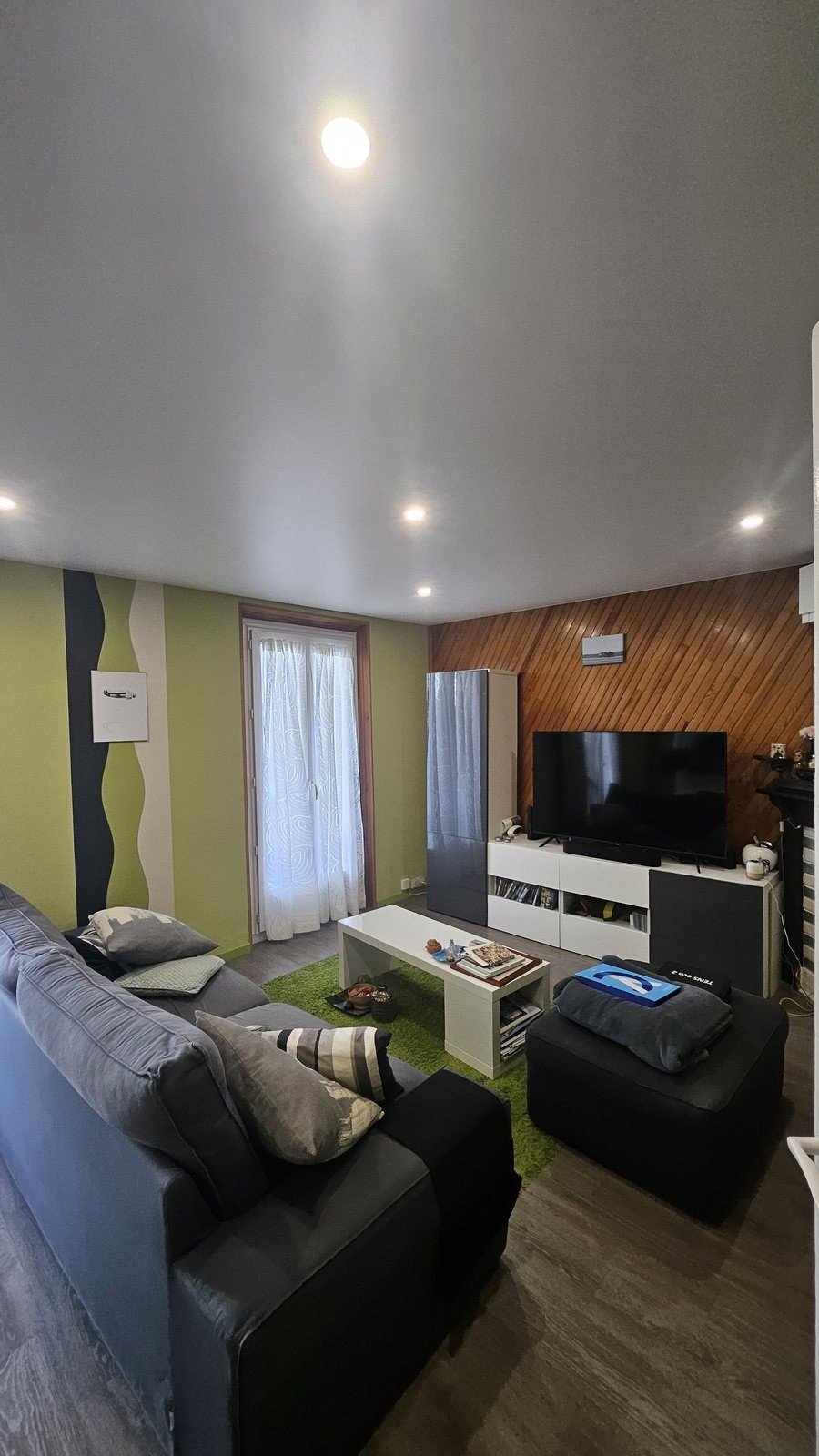 Salon après pose d'un plafond tendu mat blanc avec spots LED
